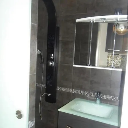 10e Sainte Marthe Canal Saint Martin 23sq * Paris