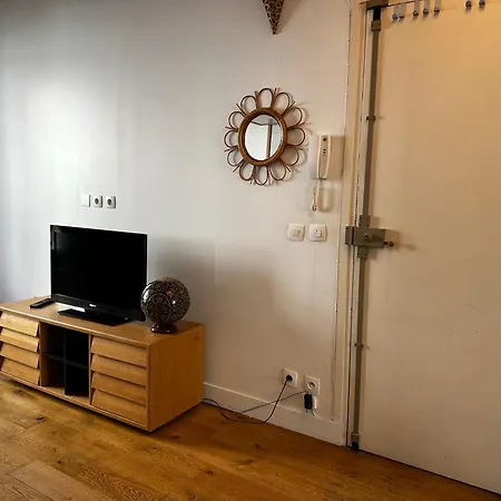 Apartment 10e Sainte Marthe Canal Saint Martin 23m2